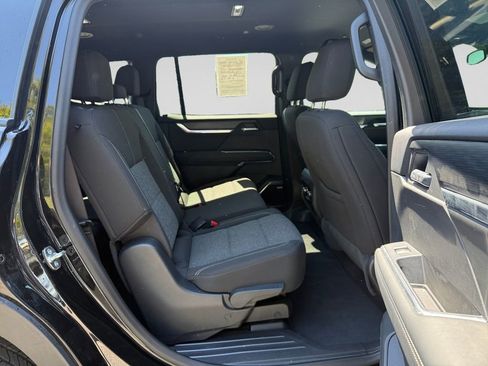 Used 2025 GMC Acadia Elevation AWD/4WD image 18