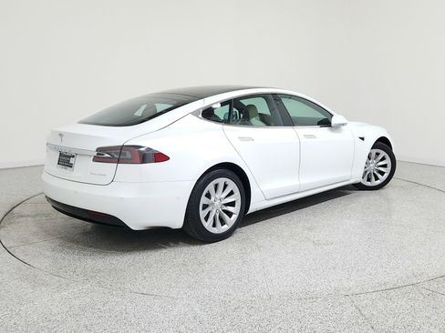 Used 2020 Tesla Model S Long Range Plus image 3