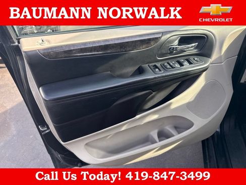 Used 2011 Dodge Grand Caravan Crew w/ Entertainment Group 1 FWD image 14