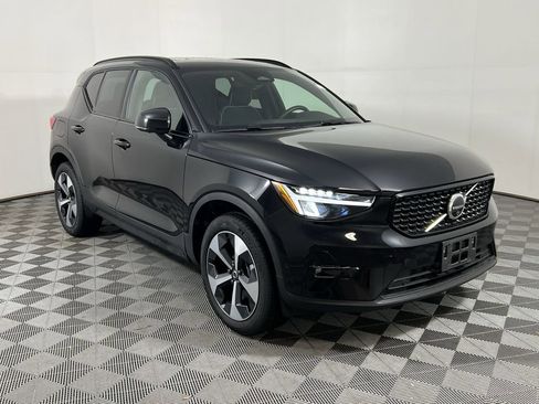 Certified 2025 Volvo XC40 B5 Plus image 2