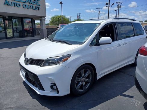 Used 2019 Toyota Sienna SE FWD image 2