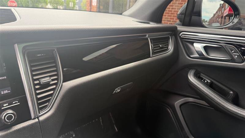 Used 2018 Porsche Macan AWD/4WD image 31