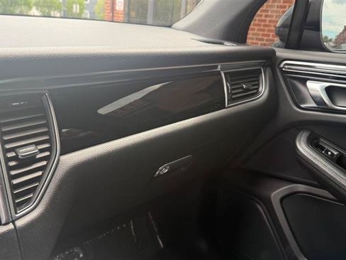 Used 2018 Porsche Macan AWD/4WD image 31