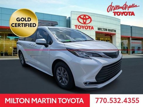 Used 2023 Toyota Sienna XLE FWD image 1