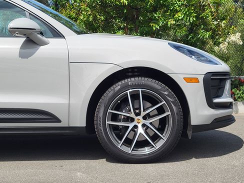 Certified 2025 Porsche Macan image 11