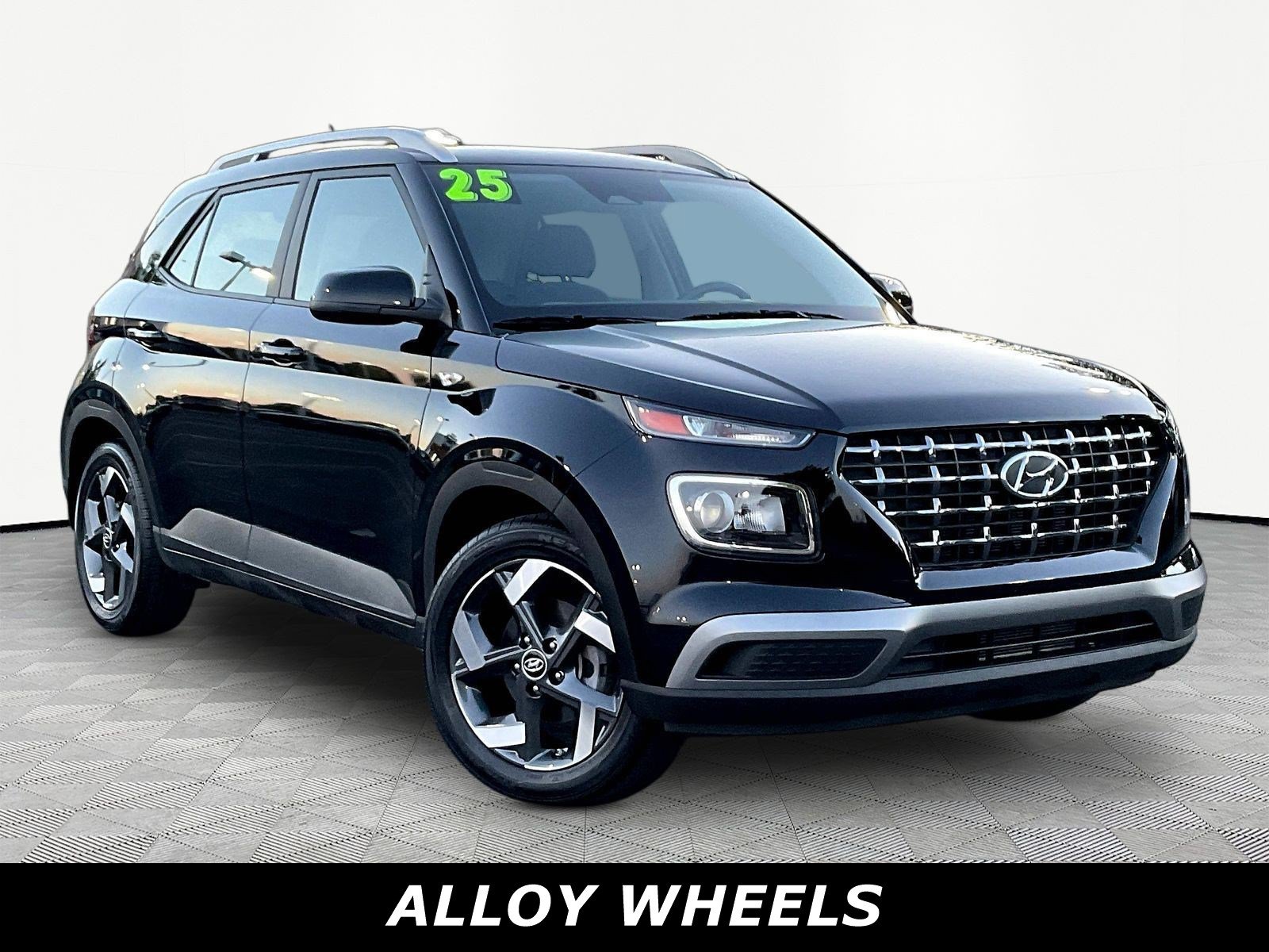 Used 2025 Hyundai Venue SEL FWD image 3