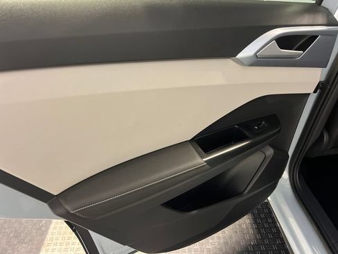 Certified 2025 Volkswagen Taos SE FWD image 17