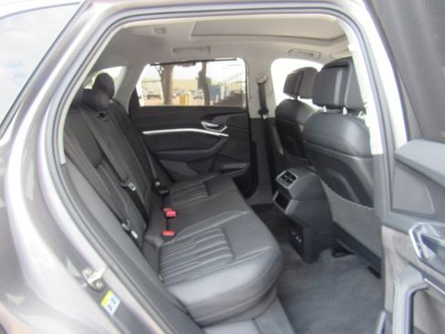 Used 2019 Audi e-tron Prestige w/ Prestige Package image 29