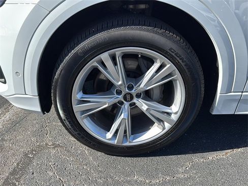 Used 2022 Audi Q8 Premium w/ Convenience Package image 9