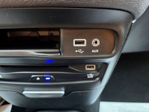 Used 2017 Chrysler Pacifica Limited FWD image 40
