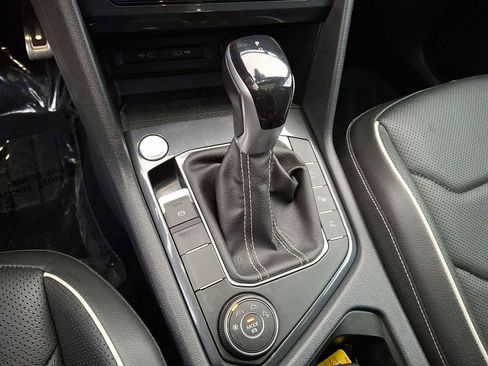 Used 2022 Volkswagen Tiguan SEL R-Line image 12