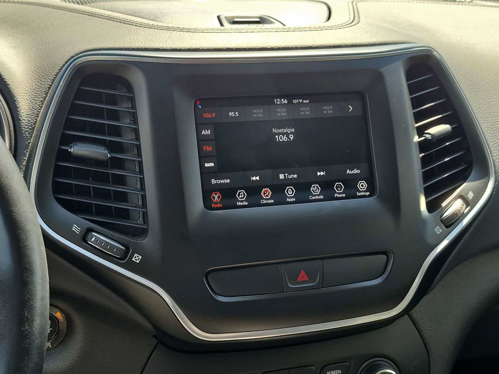 Used 2019 Jeep Cherokee Latitude Plus w/ Cold Weather Group AWD/4WD image 27