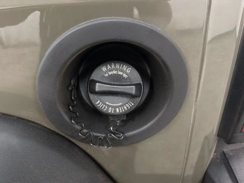 Used 2015 Jeep Wrangler Unlimited Rubicon w/ Connectivity Group AWD/4WD image 28