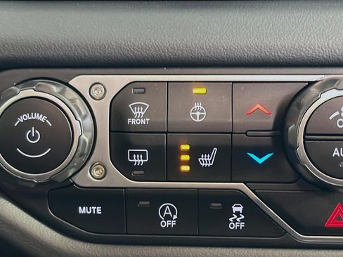 Used 2024 Jeep Wrangler Unlimited Sahara w/ Technology Group AWD/4WD image 19