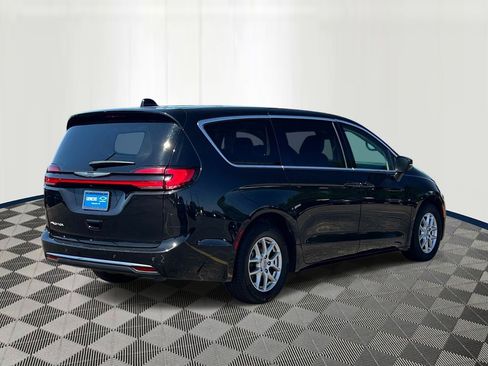 Used 2023 Chrysler Pacifica Touring-L FWD image 5