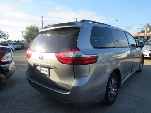 Used 2018 Toyota Sienna XLE FWD image 5