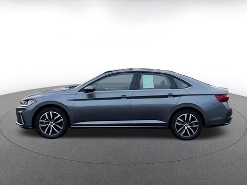 Used 2025 Volkswagen Jetta SE image 12