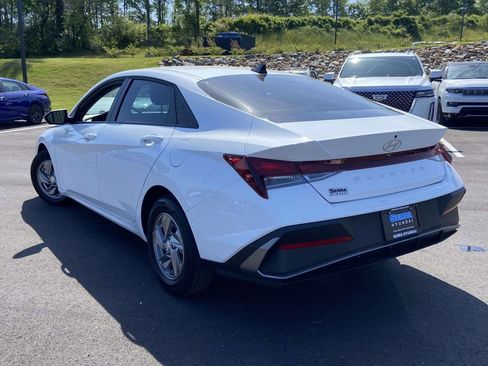 Certified 2025 Hyundai Elantra SE FWD image 5