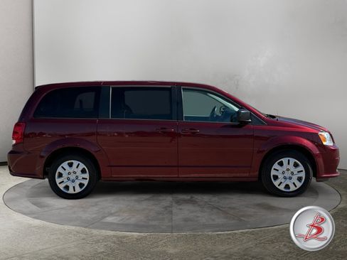 Used 2018 Dodge Grand Caravan SE w/ UConnect Hands-Free Group image 8