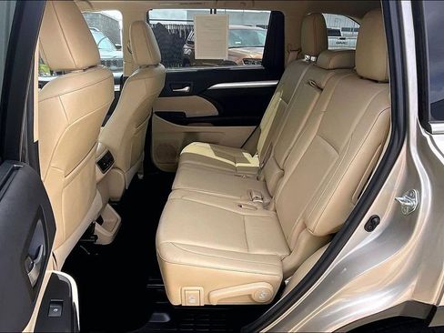 Used 2016 Toyota Highlander XLE FWD image 26