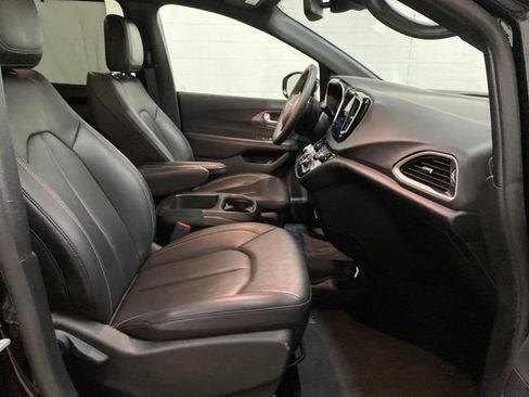 Used 2025 Chrysler Pacifica Select FWD image 25