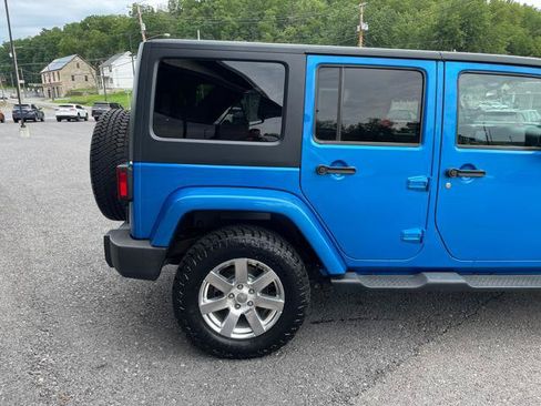 Used 2015 Jeep Wrangler Unlimited Sahara w/ Connectivity Group AWD/4WD image 8