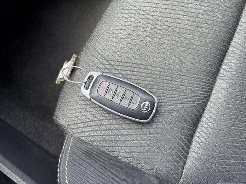 Used 2025 Nissan Rogue SV FWD image 21