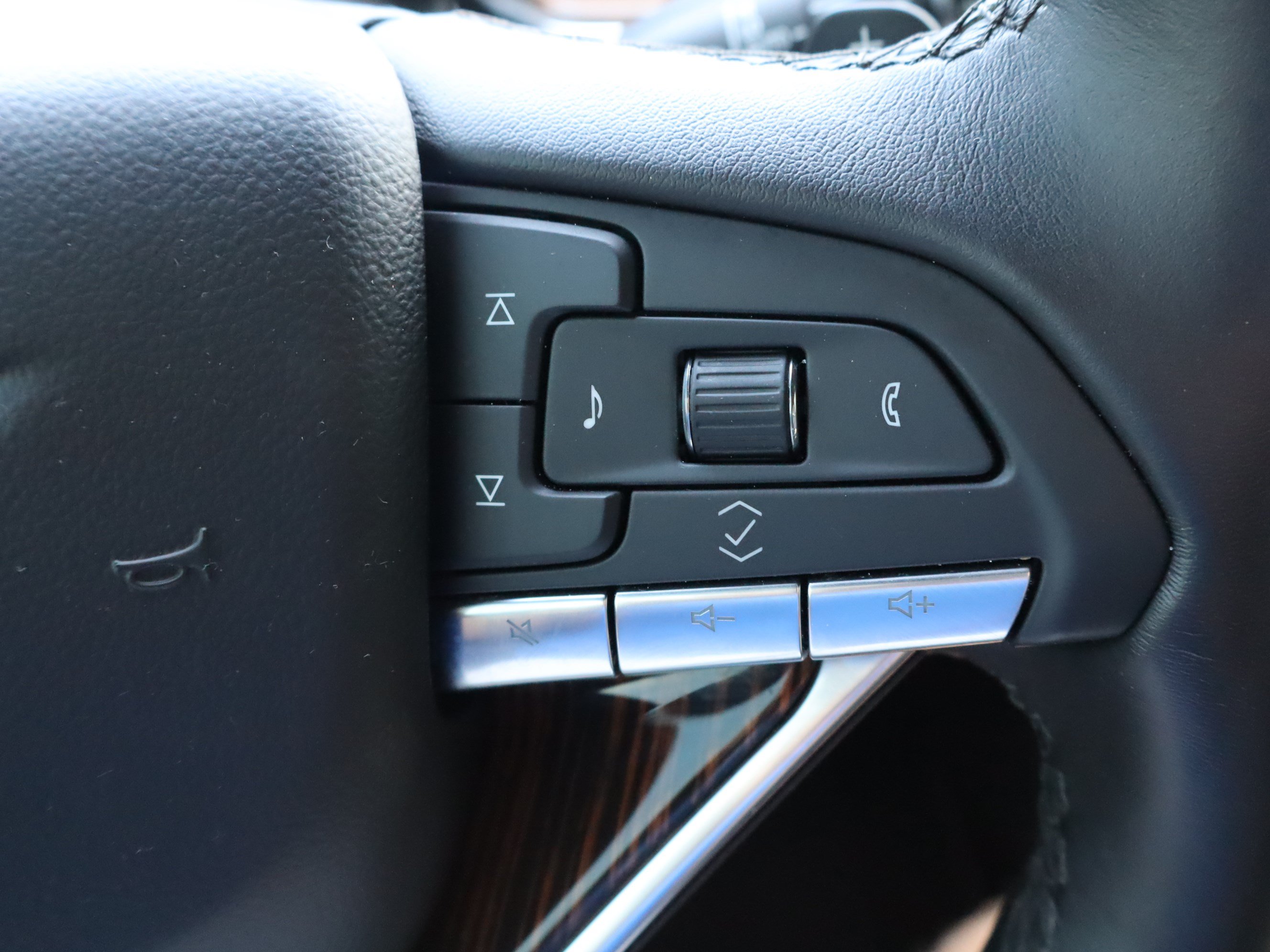 Used 2024 Cadillac Escalade ESV Premium Luxury AWD/4WD image 25