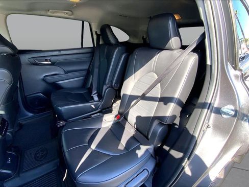 Used 2023 Toyota Highlander XLE FWD image 20