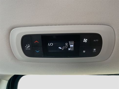 Used 2024 Chrysler Pacifica Select image 26