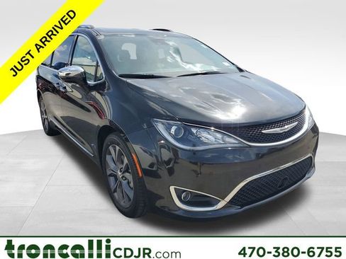 Used 2017 Chrysler Pacifica Limited image 1
