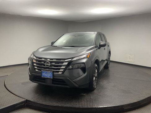 Used 2024 Nissan Rogue S FWD image 3