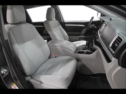Used 2019 Toyota Highlander LE AWD/4WD image 15