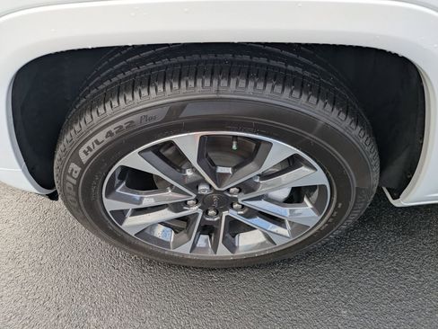 Certified 2025 Jeep Grand Cherokee Overland w/ Luxury Tech Group IV image 9