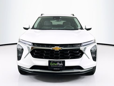 Used 2025 Chevrolet Trax LT w/ LT Convenience Package FWD image 2