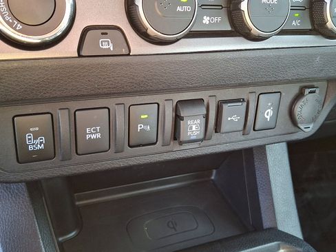 Used 2021 Toyota Tacoma TRD Off-Road w/ Technology Package AWD/4WD image 24