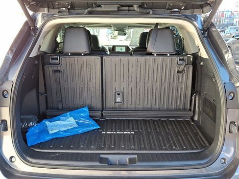 Used 2025 Toyota Highlander XLE image 29