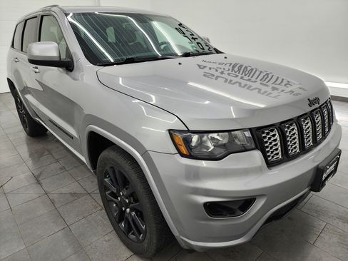 Used 2020 Jeep Grand Cherokee Altitude image 2