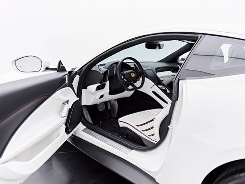 Used 2022 Ferrari Roma RWD image 42