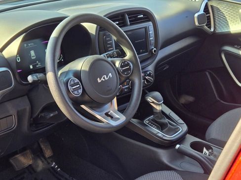 Used 2025 Kia Soul LX w/ LX Technology Package FWD image 22