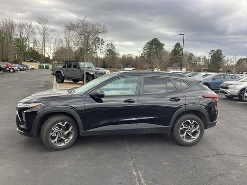 Used 2025 Chevrolet Trax LT w/ LT Convenience Package image 6