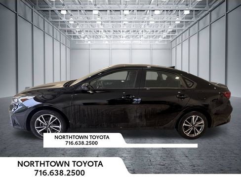 Used 2023 Kia Forte LXS FWD image 3