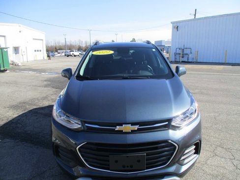 Used 2022 Chevrolet Trax LT w/ LT Convenience Package image 2