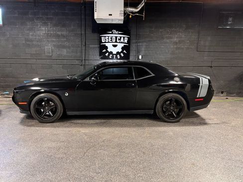Used 2015 Dodge Challenger SXT RWD image 2