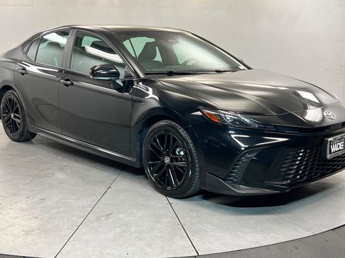 Used 2025 Toyota Camry SE image 7