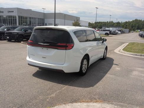 Used 2023 Chrysler Pacifica Touring-L FWD image 5