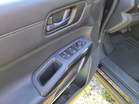 Used 2024 Nissan Pathfinder SV FWD image 13
