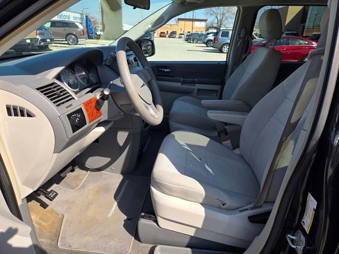 Used 2009 Chrysler Town & Country LX image 27