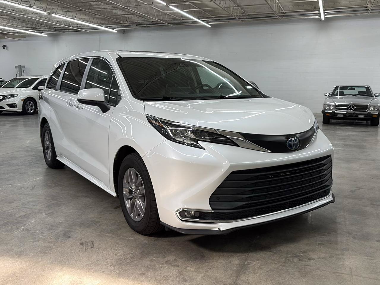 Used 2023 Toyota Sienna XLE FWD image 4