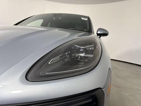 Certified 2024 Porsche Macan AWD/4WD image 11
